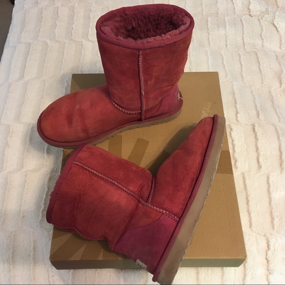 UGG Shoes - Short Classic Uggs ⭐️️EUC⭐️️